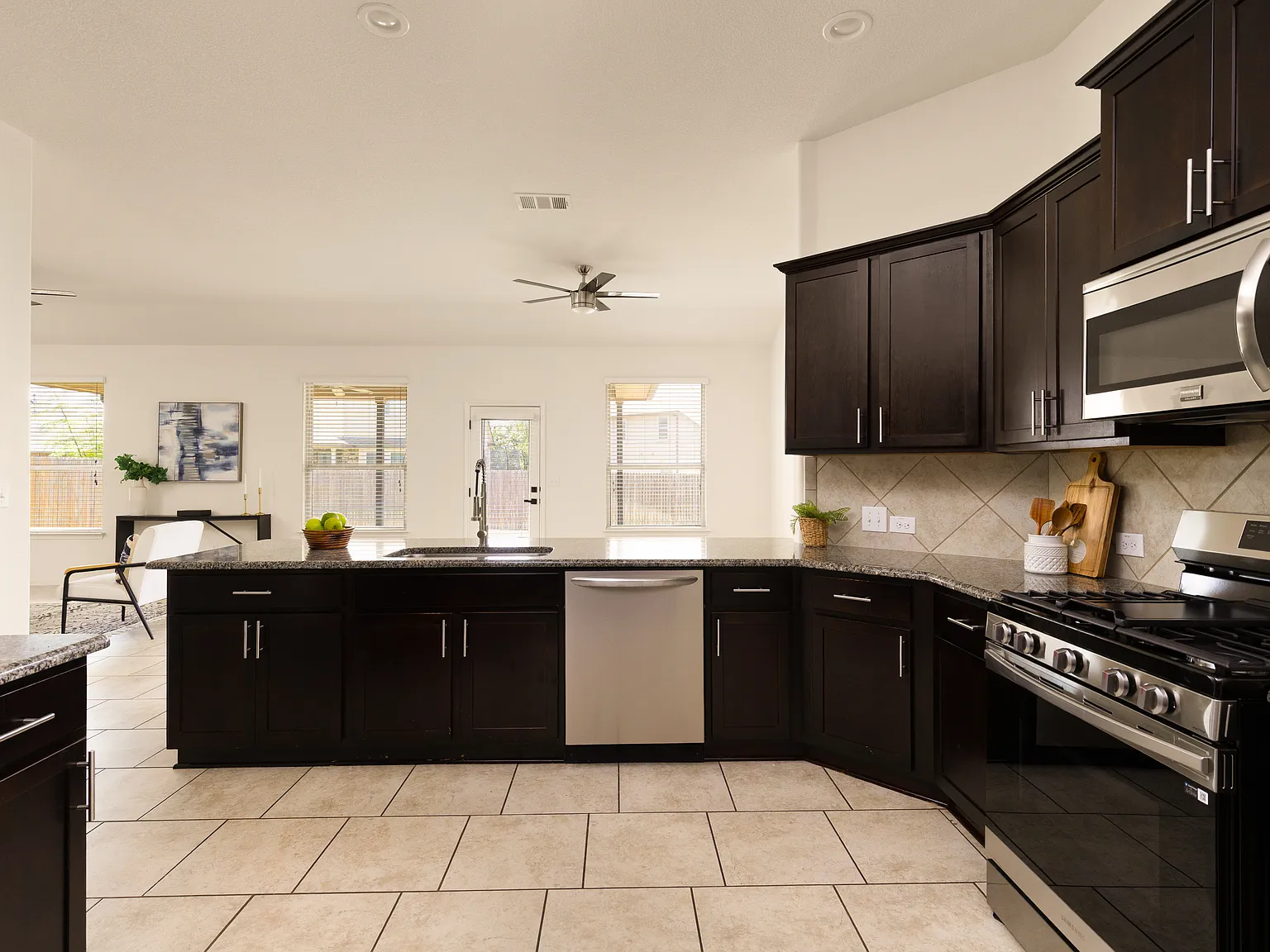 4 bed, 2400 sqft, $2,875 — Photo 3