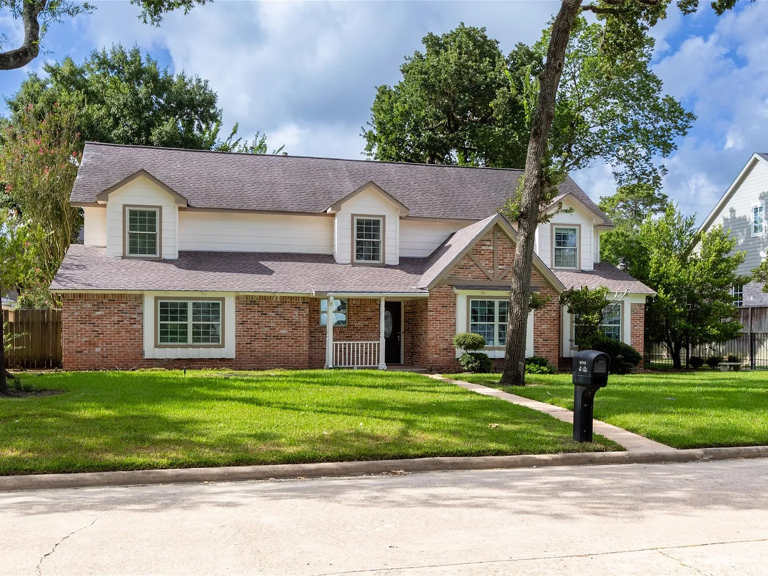 5 bed, 3.0 bath, 3285 sqft, $5,200 — Photo 3