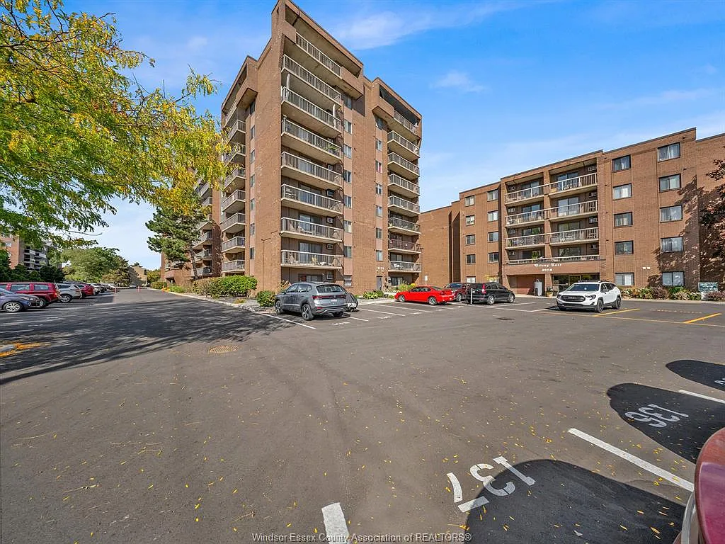 3936 Wyandotte St E — Photo 4