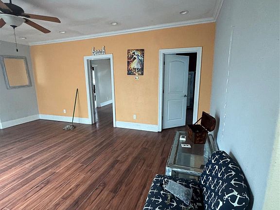 4th image of 880 Prairie St
