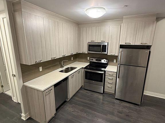 4th image of 150 Main St W #413