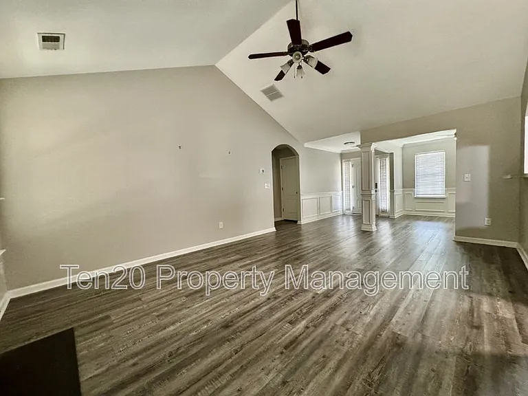 400 Gwynnes Way — Photo 3