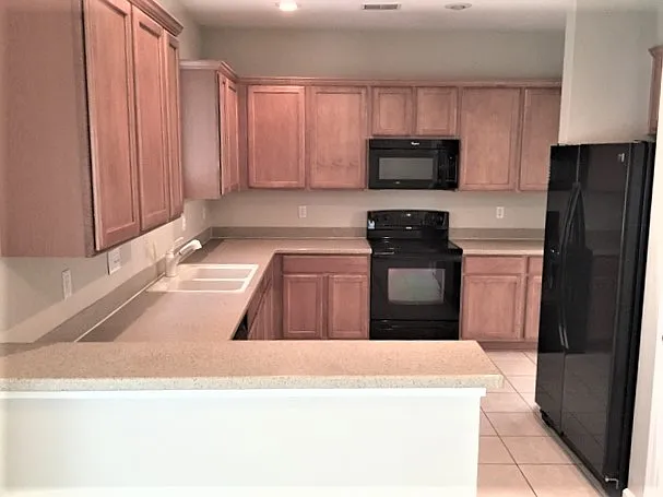 3 bed, 2.5 bath, 1958 sqft, $2,370 — Photo 2