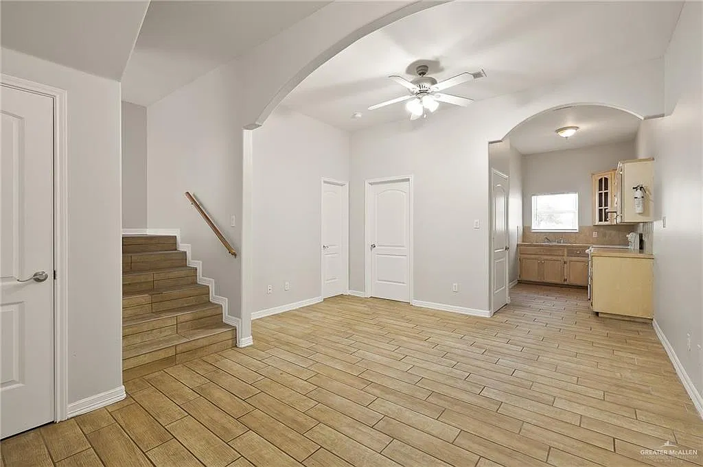 3 bed, 2.0 bath, 1300 sqft, $1,095 — Photo 3