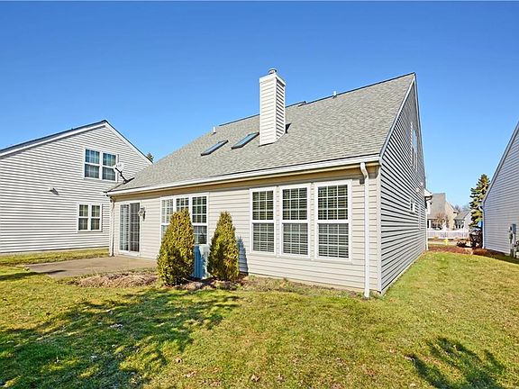 4th image of 385 Clearbrook Dr