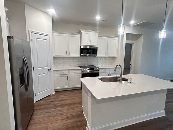 3rd image of 231 Jerrie Lynn Blvd