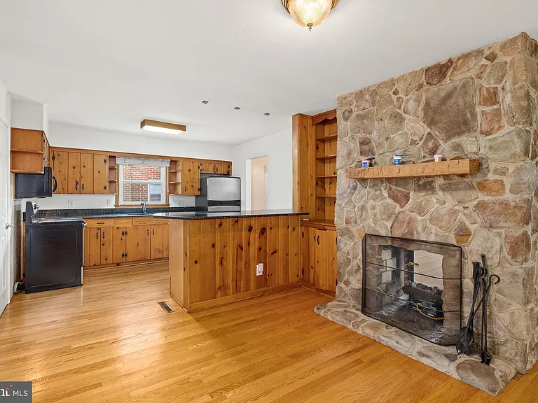 1312 Stafford Ave — Photo 5