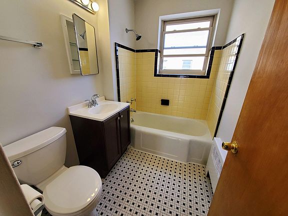 3rd image of 6200 N Sacramento Ave #2A
