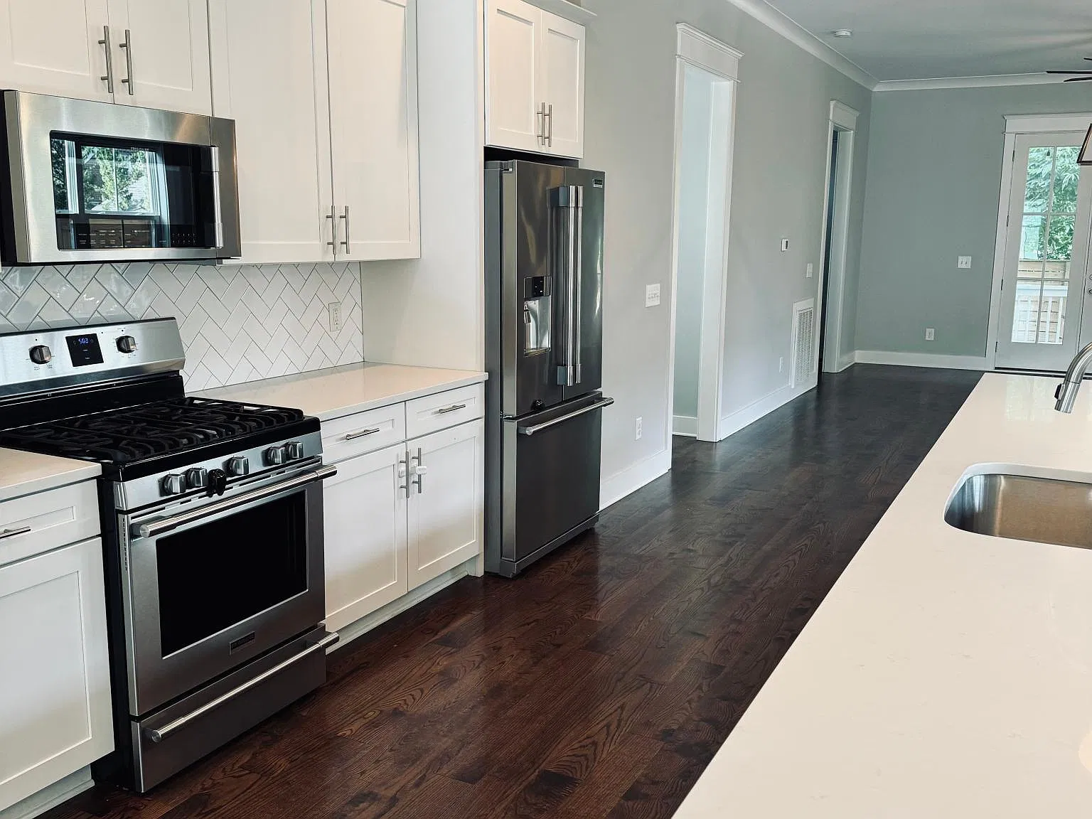 3 bed, 2.5 bath, 2808 sqft, $4,600 — Photo 2