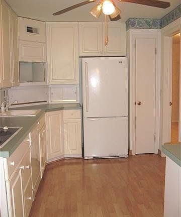 5th image of 18975 Van Aken Blvd APT 404