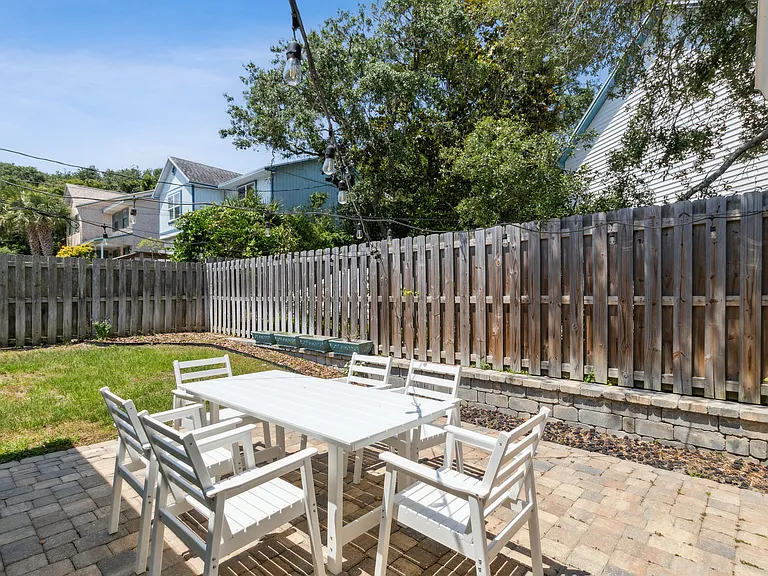 2705 Allan St — Photo 17