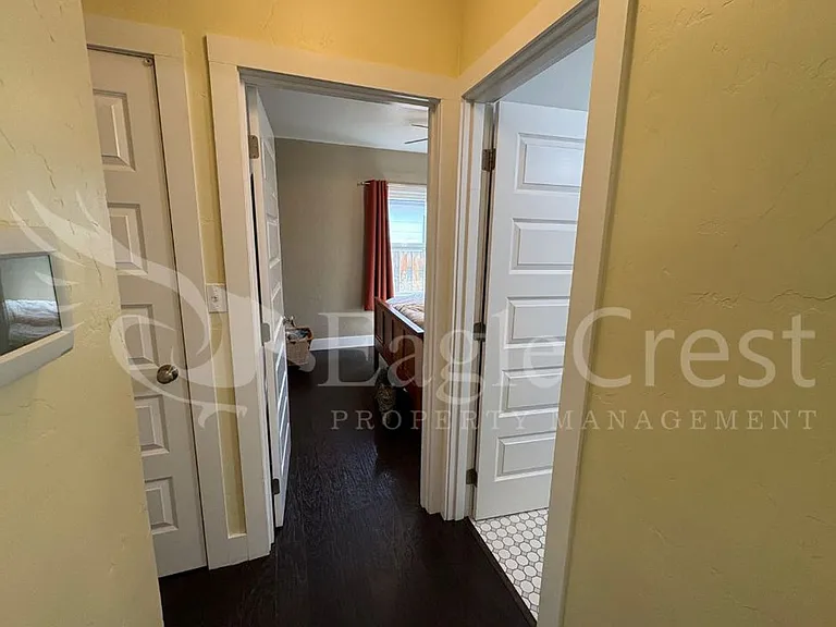 1031 N Clinton St — Photo 13