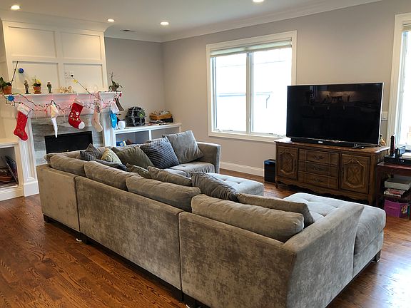 Living room w/ gas fireplace