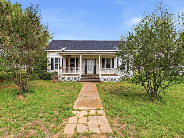 915 E Mitchell St, Calvert, TX 77837