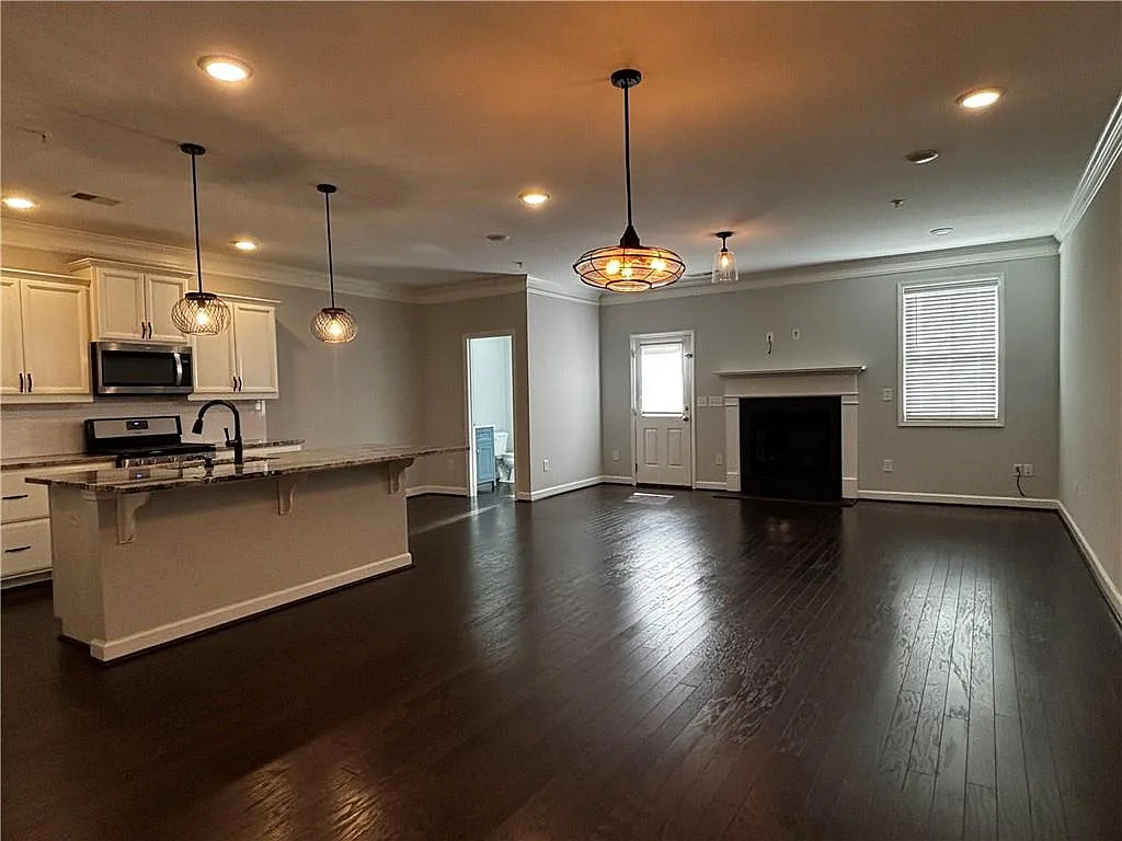 3 bed, 2.5 bath, 2088 sqft, $2,800 — Photo 2