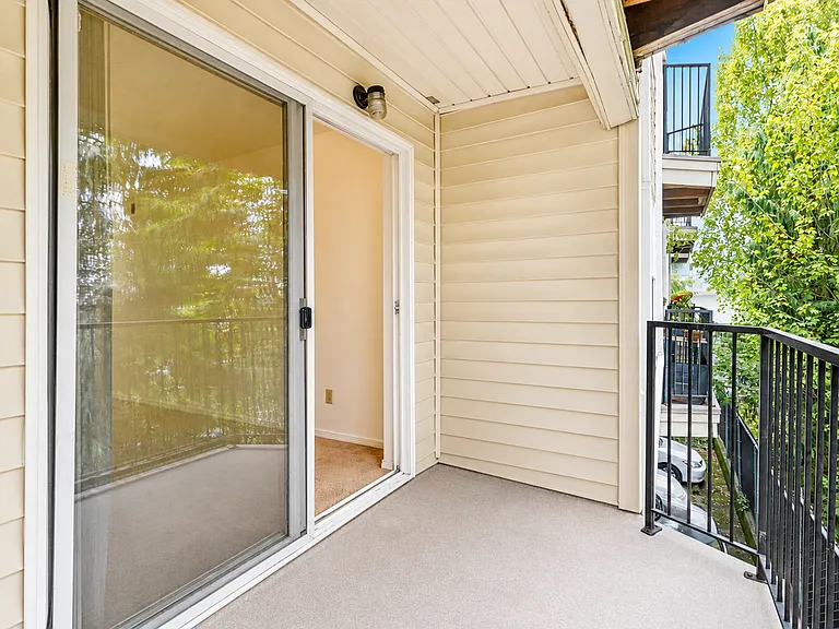 Hoodview Apartments — Photo 5