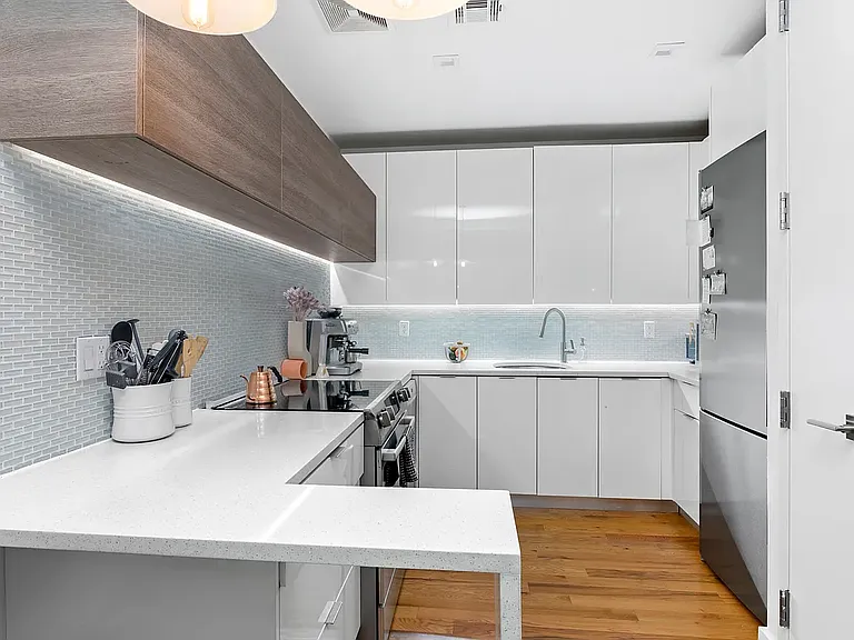 1059 Manhattan Ave #D — Photo 2