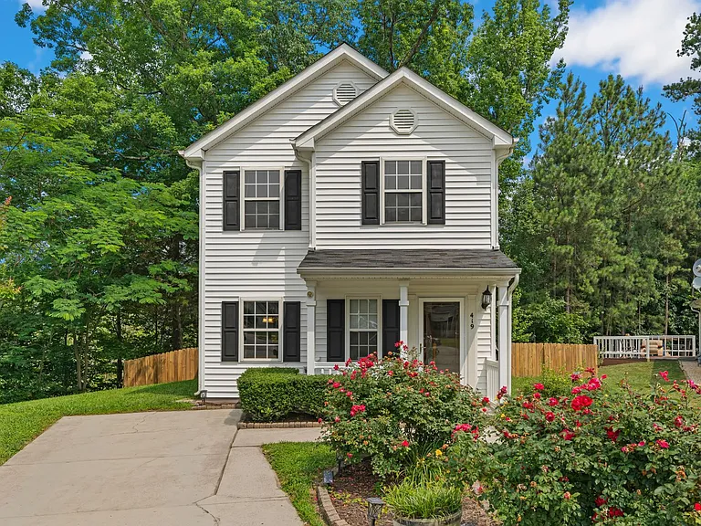 419 Gladstone Dr — Photo 1