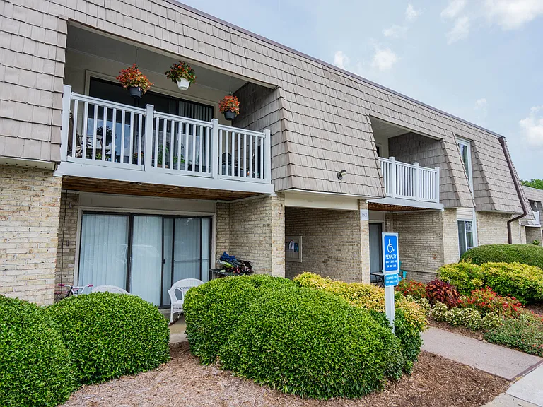 Bayville Apartments — Photo 19