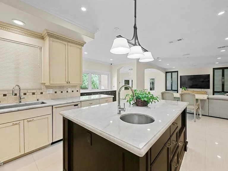3263 New York Dr — Photo 13