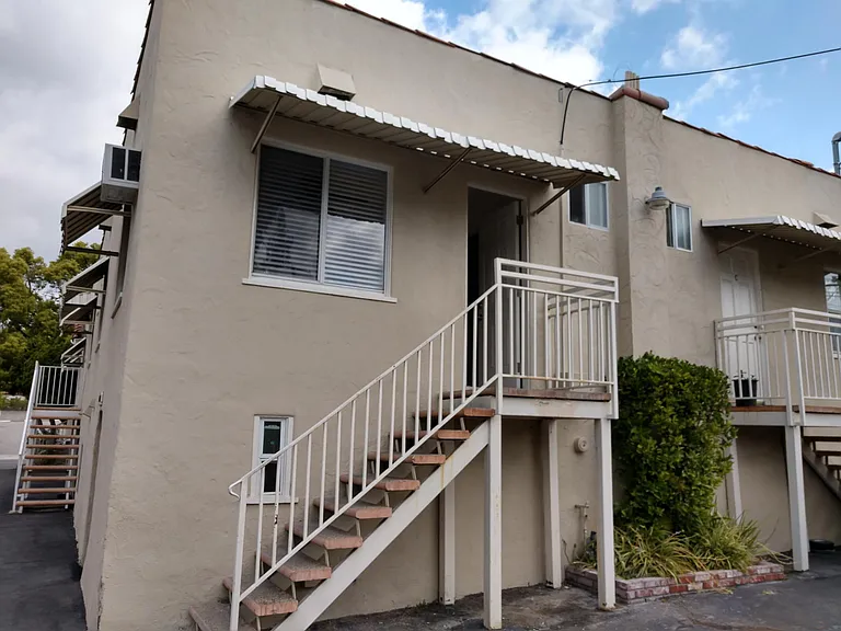 1454 E Chevy Chase Dr #C — Photo 2