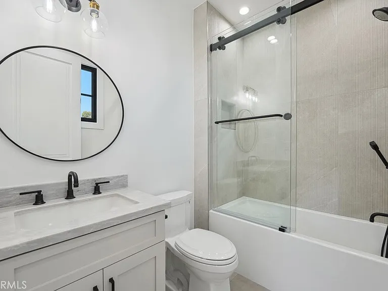 4539 Longridge Ave — Photo 23