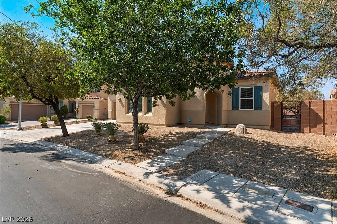 3 bed, 2.5 bath, 2394 sqft, $2,500 — Photo 2