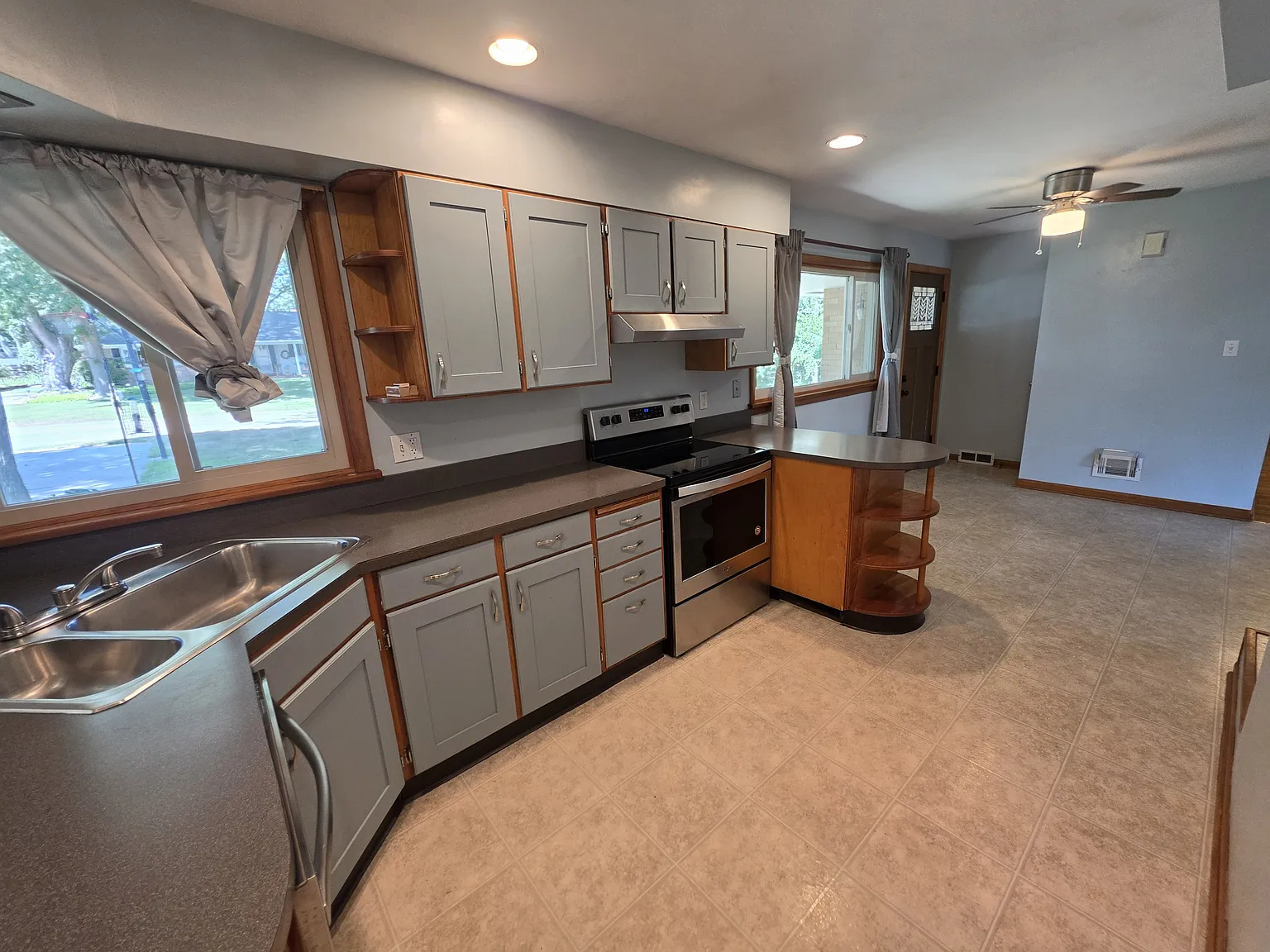 Spacious 3 Bed, 2 Bath Home in Holland — Photo 4