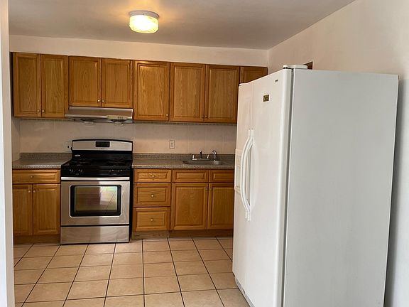 3rd image of 1522 Guilford Pl
