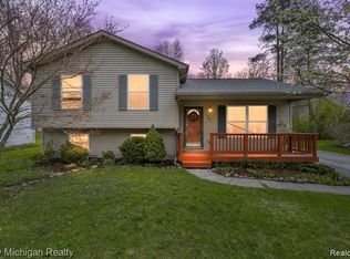 152 Schram Ct, Lake Orion, MI 48362