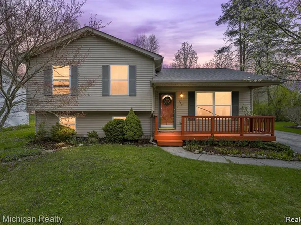 152 Schram Ct, Lake Orion, MI 48362