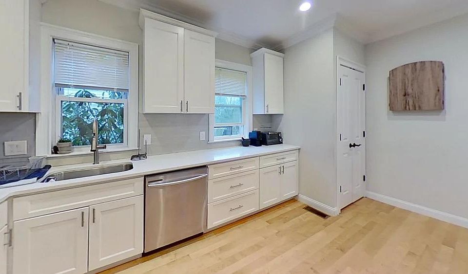 1st image of 48 Burton St #1