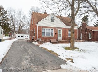 813 Queen Anne St, Woodstock, IL 60098