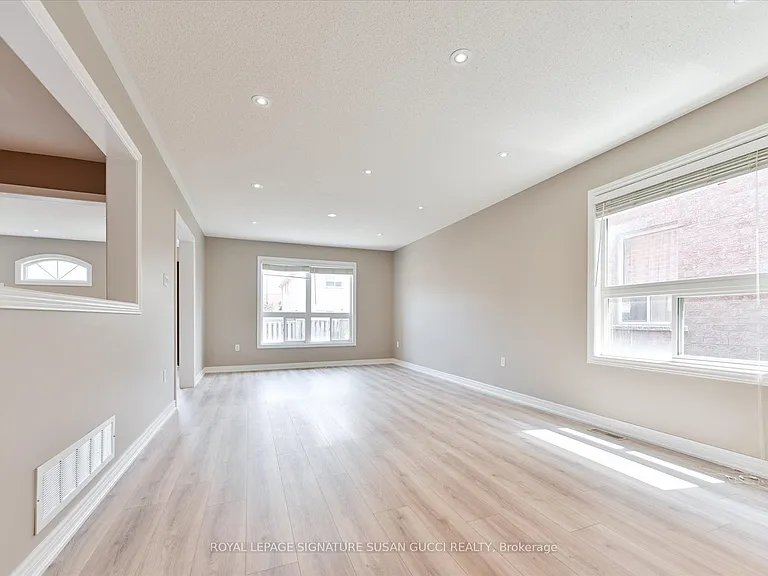 51 Landsdown Cres — Photo 4