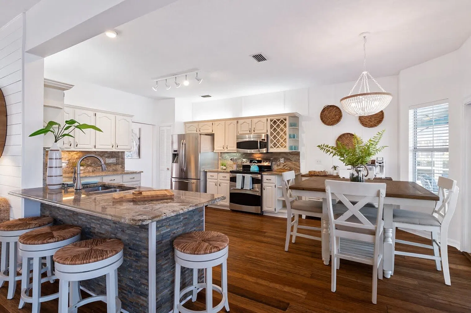 4 bed, 2.0 bath, 3993 sqft, $9,461 — Photo 4