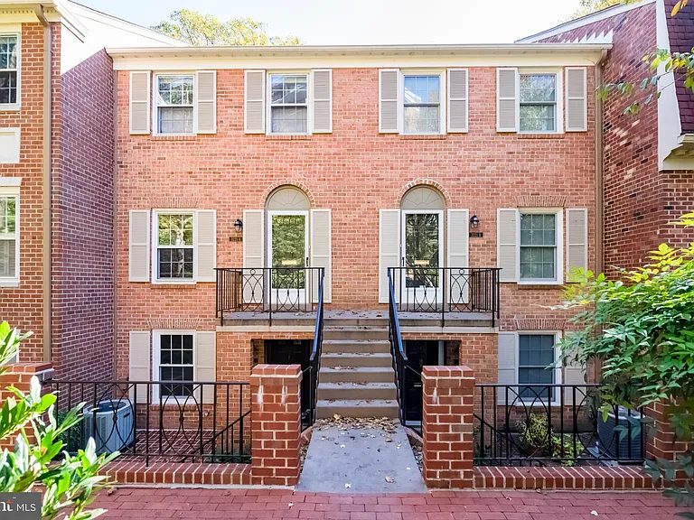 3221 Sutton Pl NW #C — Photo 1