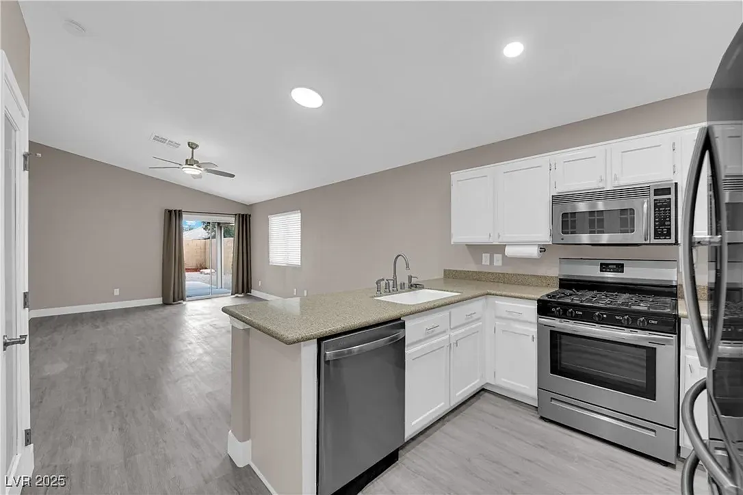 3 bed, 1305 sqft, $2,200 — Photo 2
