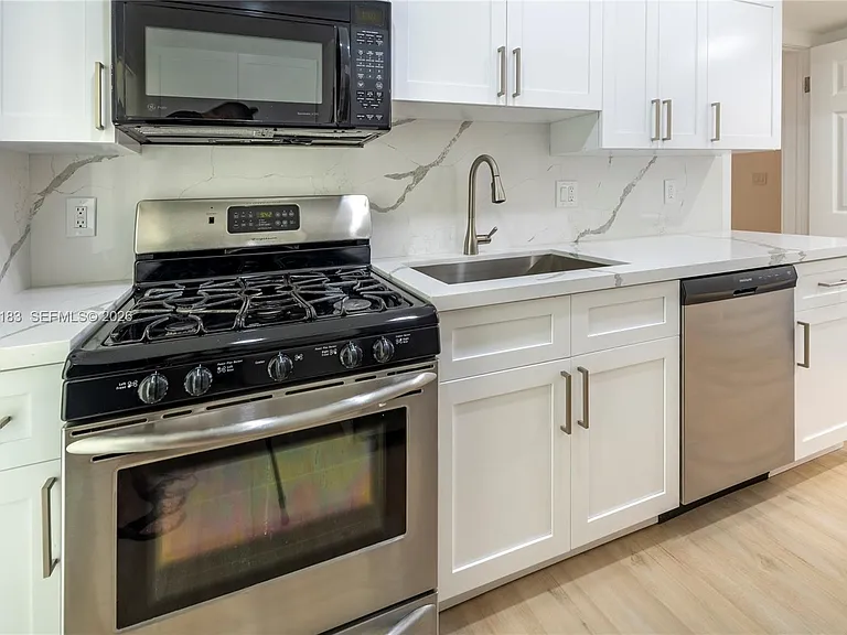 809 NE 17th Ave #4 — Photo 7