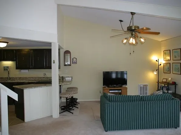 701 Country Club Dr #2060H, Fontana, WI 53125