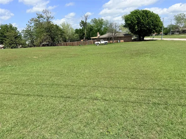 3 Aljo Nelson St, Bowie, TX 76230