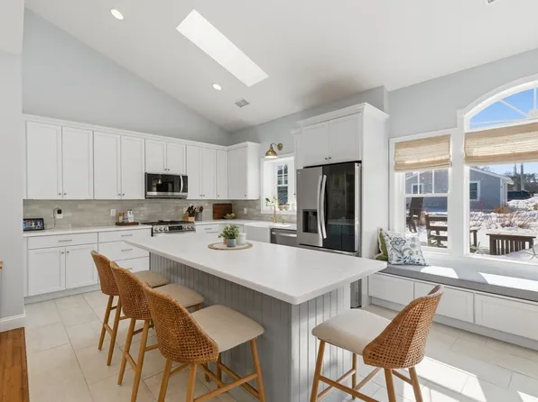 73 Congdon St, Narragansett, RI 02882