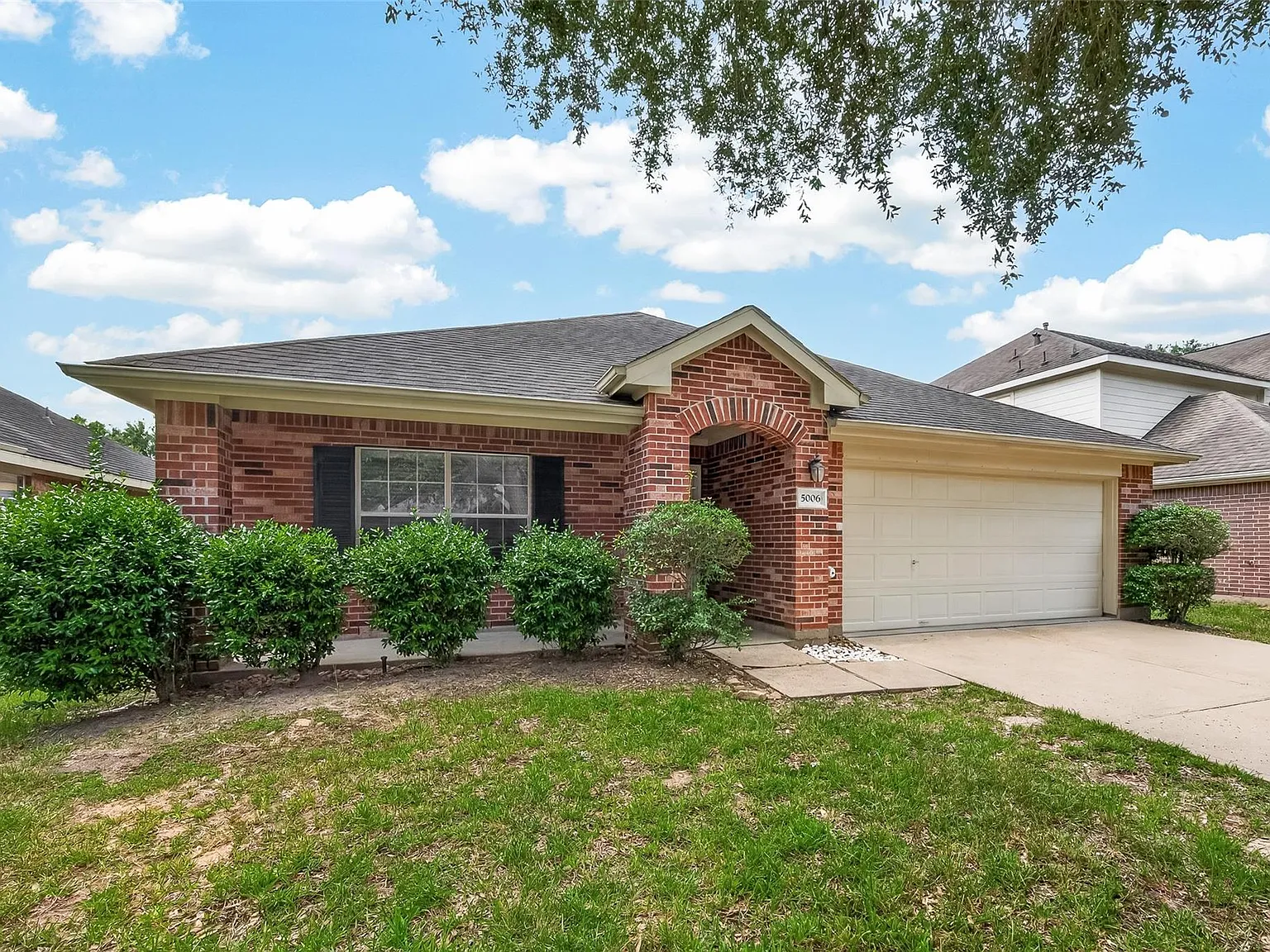4 bed, 2.0 bath, 1981 sqft, $2,300 — Photo 2