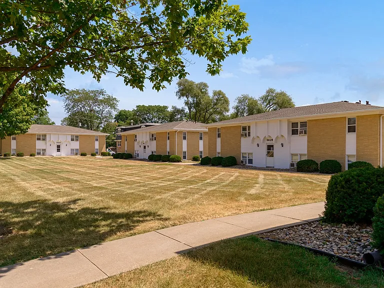 Plaza Manor — Photo 6