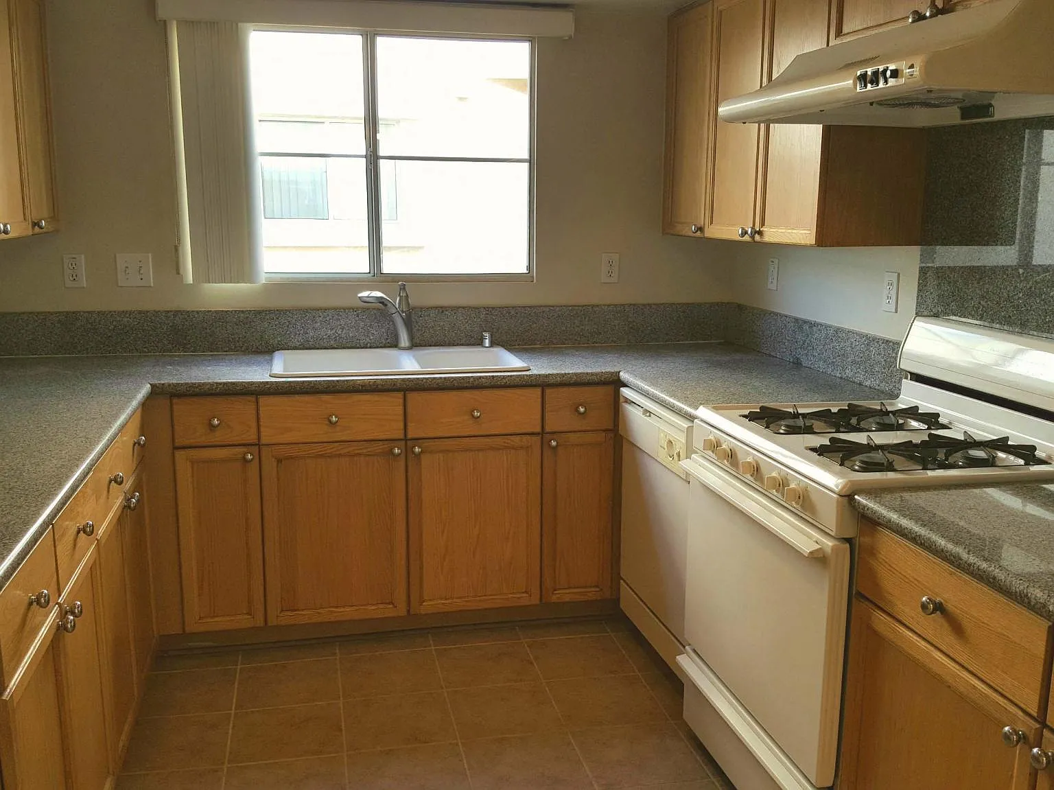 3 bed, 1800 sqft, $3,100 — Photo 2