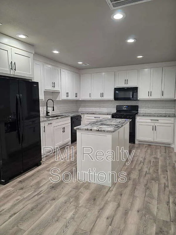 2 bed, 1.0 bath, $1,300 — Photo 2