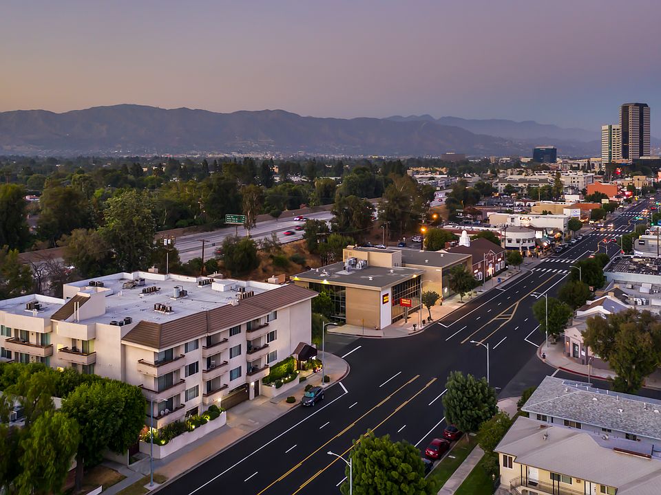 Apartments in Toluca Lake Riverside Drive at Night Showing Toluca Place Apartments Lit Up
