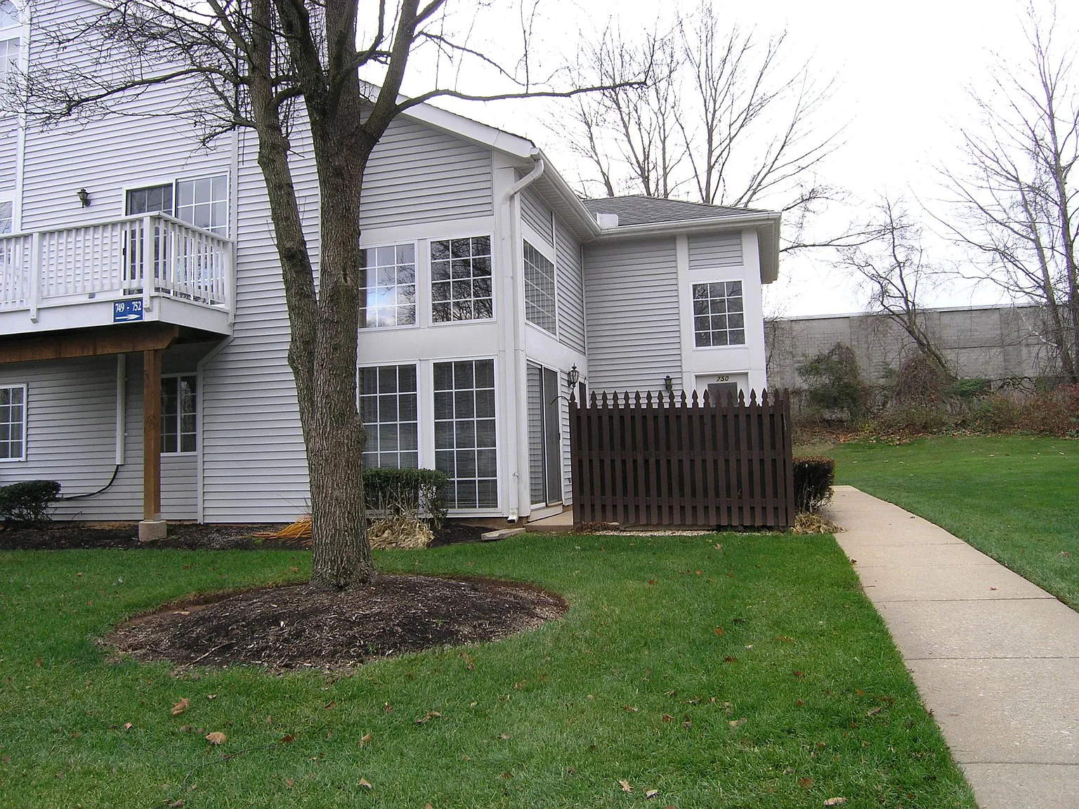 2 bed, 947 sqft, $1,975 — Photo 1