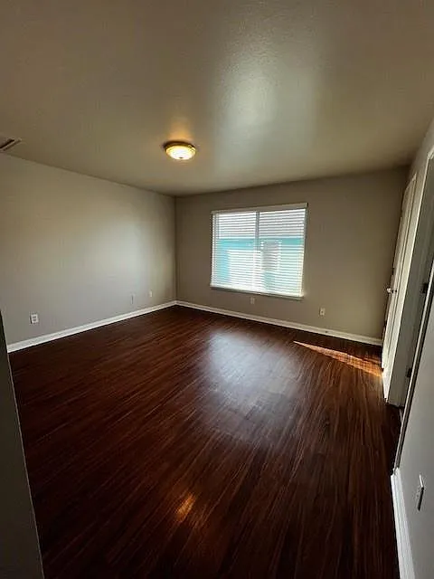 3 bed, 2.0 bath, 17128 sqft, $926 — Photo 4