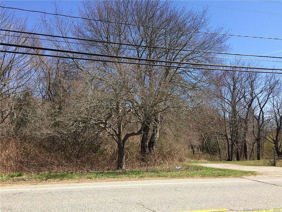 2nd image of 136 Great Neck Rd