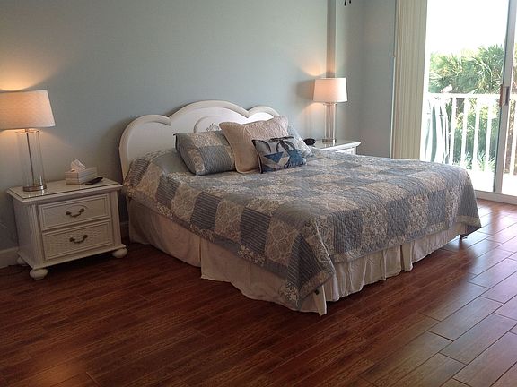 master suite w/balcony